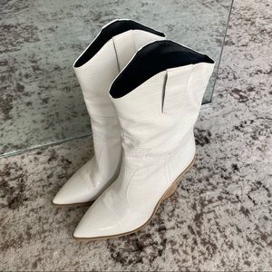 White cowgirl boots. Size 38, never worn.